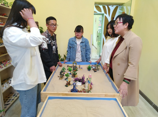 1555399399907078149.png 2.png