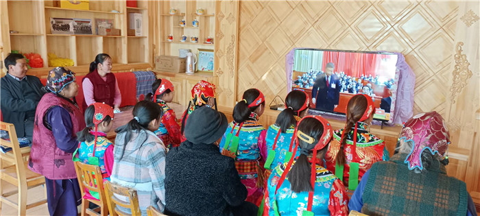 1665912159322529.jpg 甘南州临潭县卓洛乡上园子村村务监督委员会成员及部分党员收看党的二十大开幕会.jpg