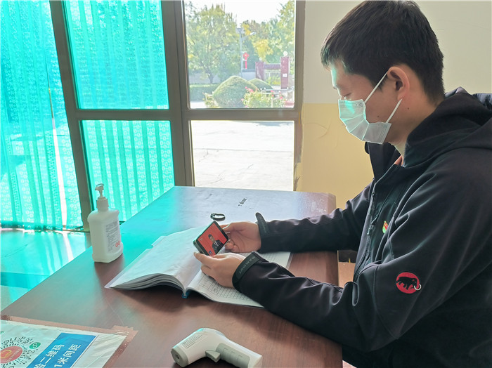 1665912236393413.jpg 白银市景泰县五佛乡纪检专干在疫情防控值班点通过手机观看党的二十大开幕会。.jpg