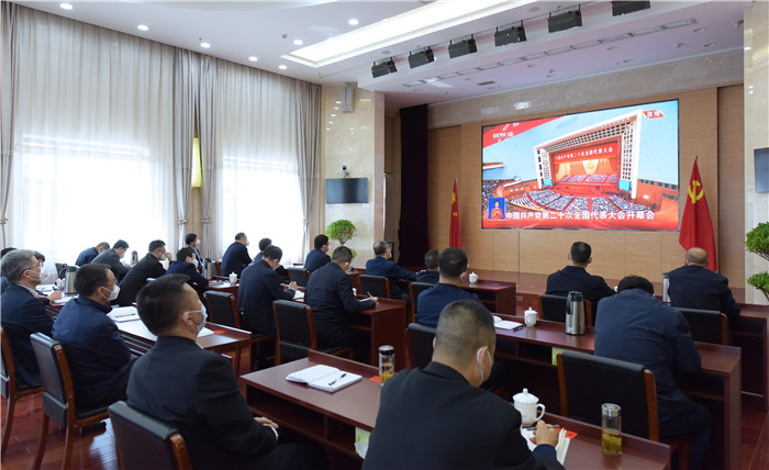 1665911663587825.jpg 10月16日上午,省纪委监委班子成员和各厅部室主要负责同志集体收看党的二十大开幕会,认真聆听习近平总书记作报告。王彬 摄.jpg