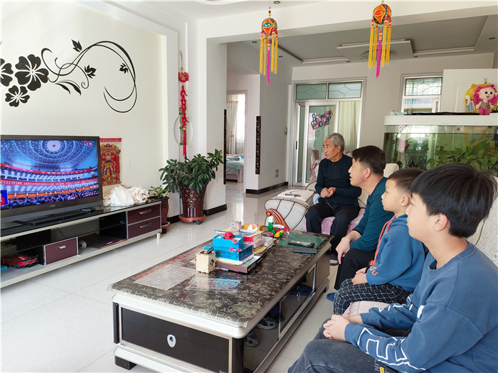 1665911859929365.jpg 白银市靖远县纪委监委干部与家人一起收看党的二十大开幕盛况。.jpg