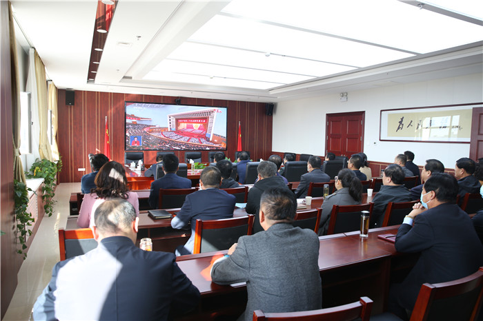 1665911824479763.jpg 庆阳市纪委监委领导班子成员和各部室、派驻机构负责人集中聆听习近平总书记在党的二十大开幕会上所作的工作报告.jpg